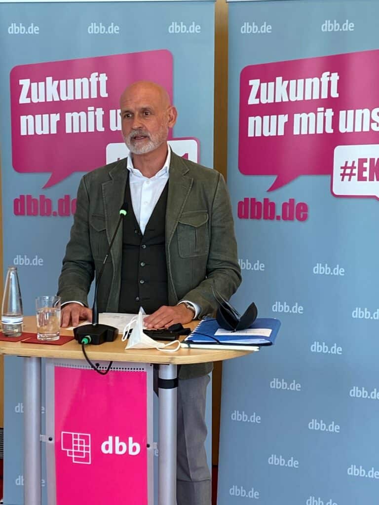 Mann spricht bei Auftakt der Branchentage vor Publikum.