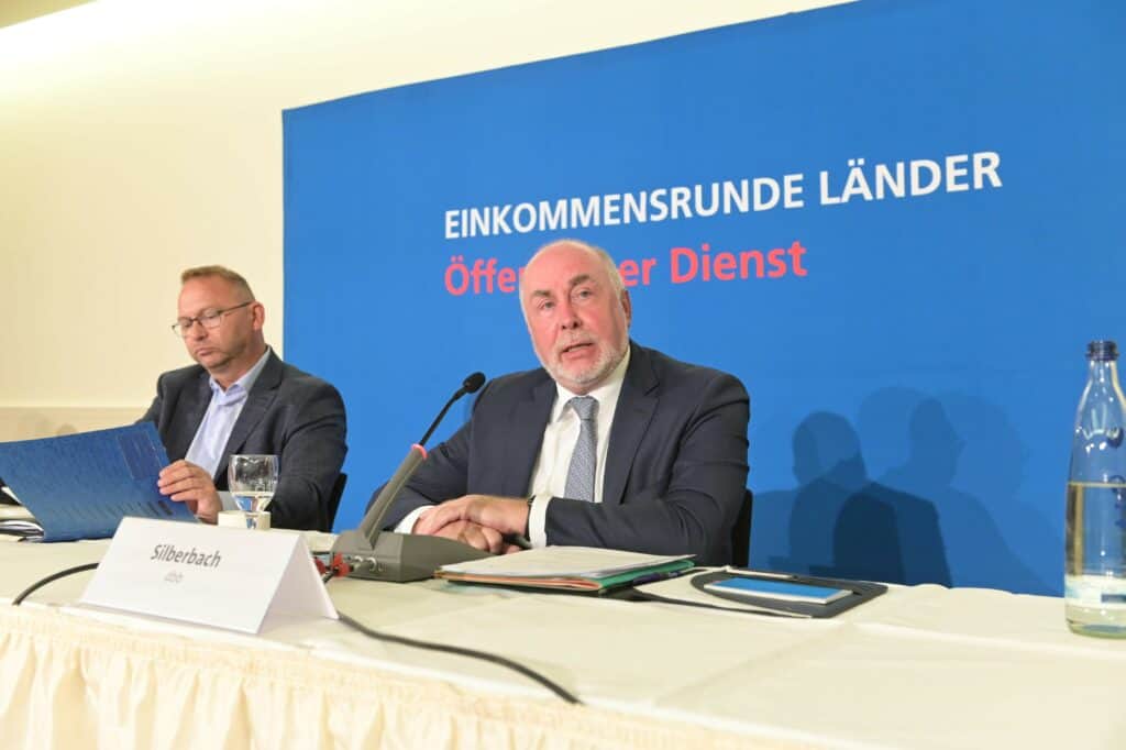 Politiker bei Pressekonferenz zur Einkommensrunde im öffentlichen Dienst der Länder.