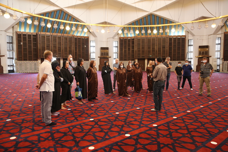 König-Abdullah-Moschee – Reisgruppe mit Reisenleiter