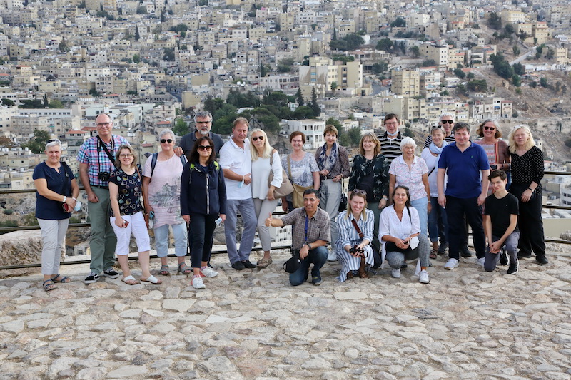 Reisegruppe auf dem Zitadellenhügel Jebel el Qala'a in Amman
