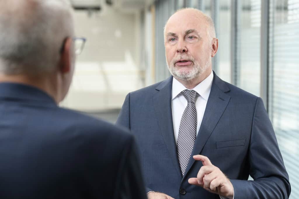 Zwei Männer im Gespräch über gesellschaftliche Veränderungen im Sozial- und Erziehungsdienst.
