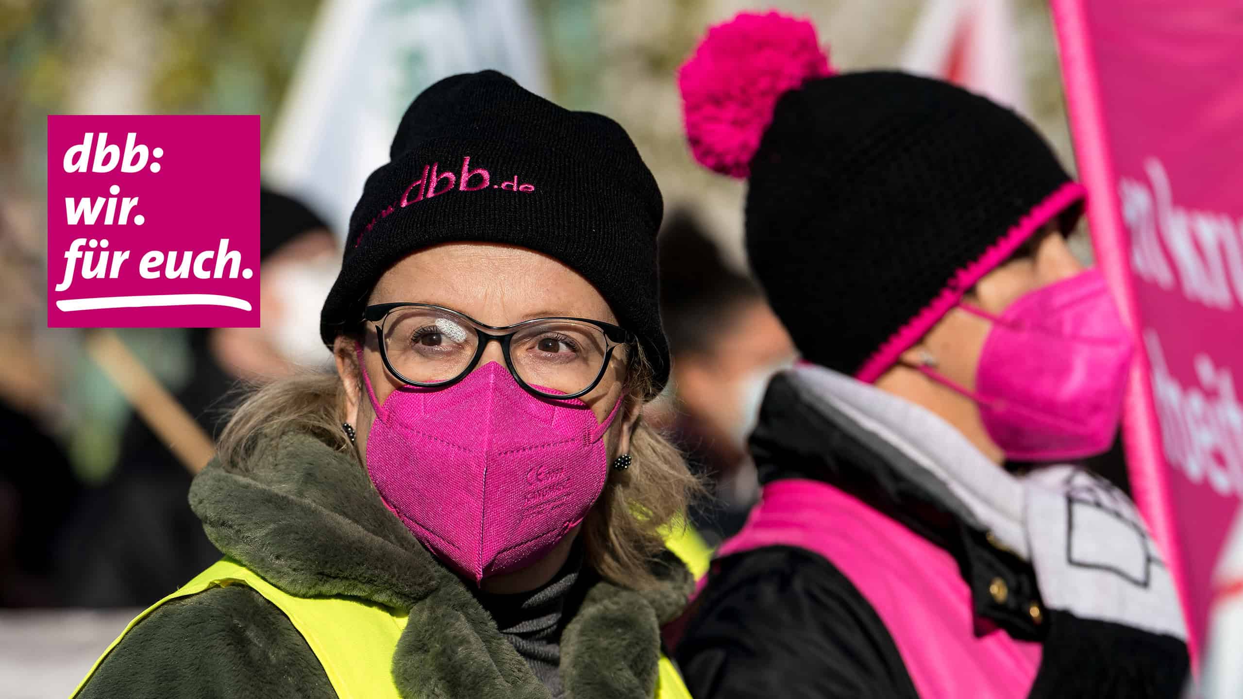 Frauen mit pinken Masken bei Demonstration für den öffentlichen Dienst.