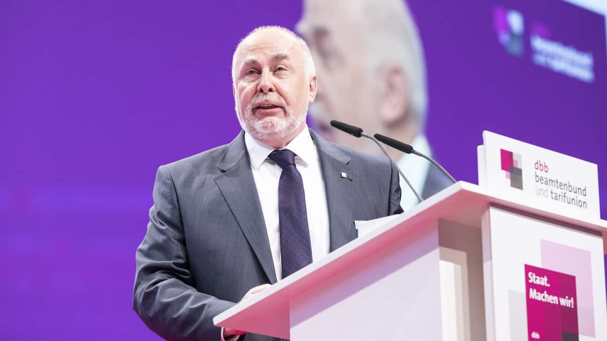 Ulrich Silberbach bei seiner Bestätigung als dbb Chef auf einer Konferenz.
