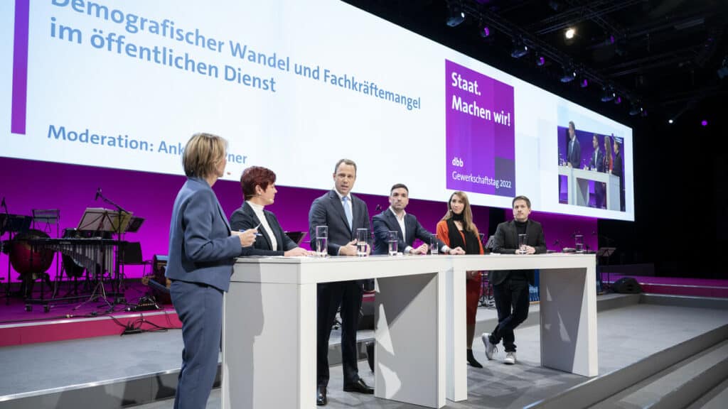 Diskussion über bessere Arbeitsbedingungen im öffentlichen Dienst bei der Veranstaltung "Attraktiver.