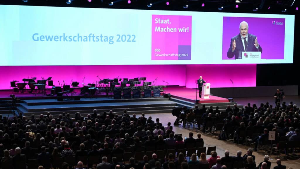 Redner bei Gewerkschaftstag 2022 spricht über die Bedeutung des öffentlichen Dienstes.