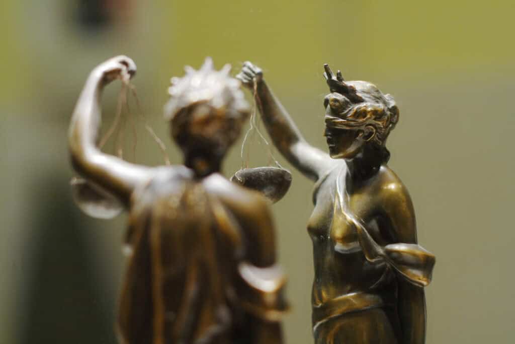 Skulptur der Justitia mit Waage, Symbol für Recht und Gerechtigkeit.