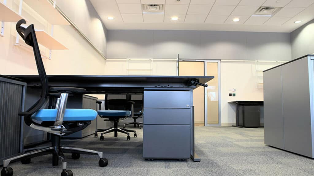 Leeres Büro mit Schreibtisch und Stuhl im öffentlichen Dienst.