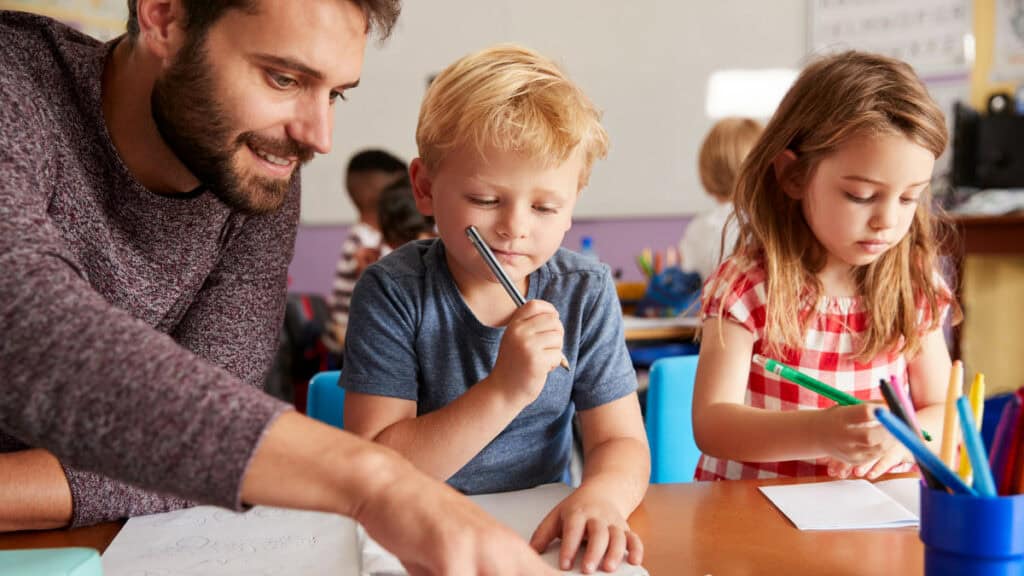 Lehrer unterrichten Schüler, Lehrkräftemangel bedroht Bildung.