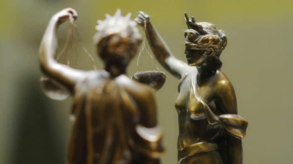 Skulptur der Justitia mit Waage symbolisiert Recht und Gerechtigkeit.