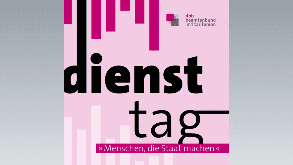 Menschen in Uniform bei einem Diensttag-Event, symbolisch für staatliche Arbeit.