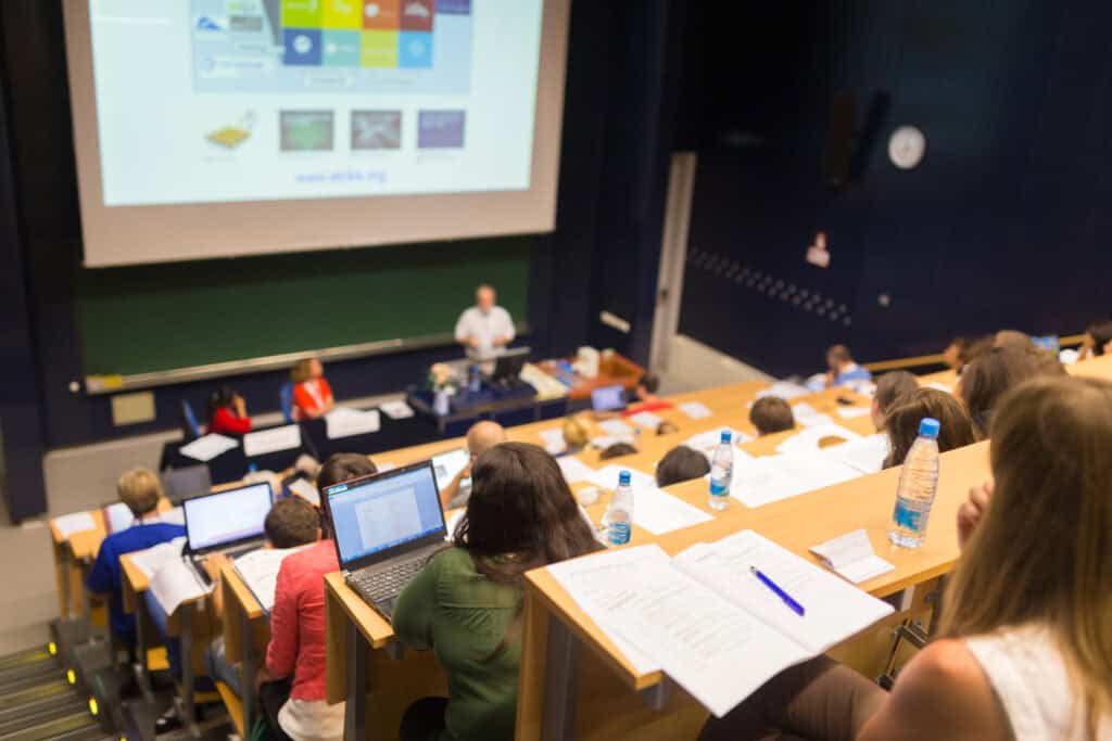Studierende bei einer Vorlesung über befristete Arbeitsverträge an Hochschulen.