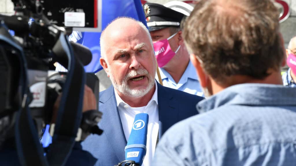 Politiker bei Pressekonferenz zur Einkommensrunde, im Gespräch mit Medienvertretern.