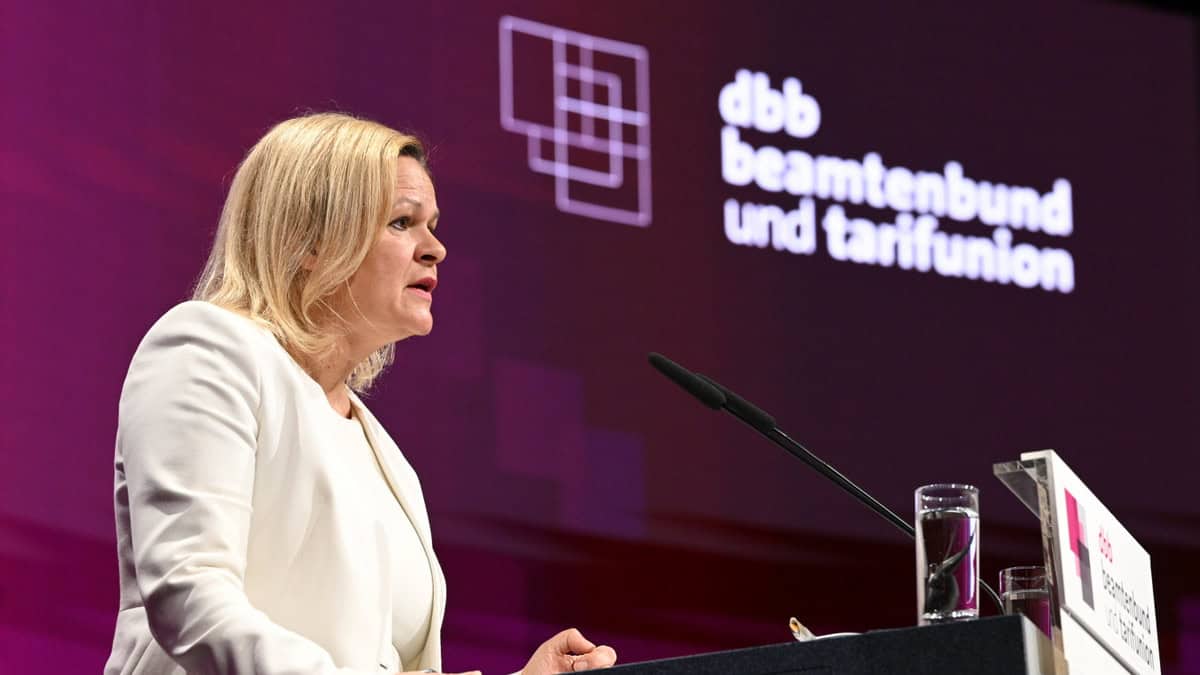 Frau spricht bei VLWN-Konferenz über einen starken, handlungsfähigen Staat.