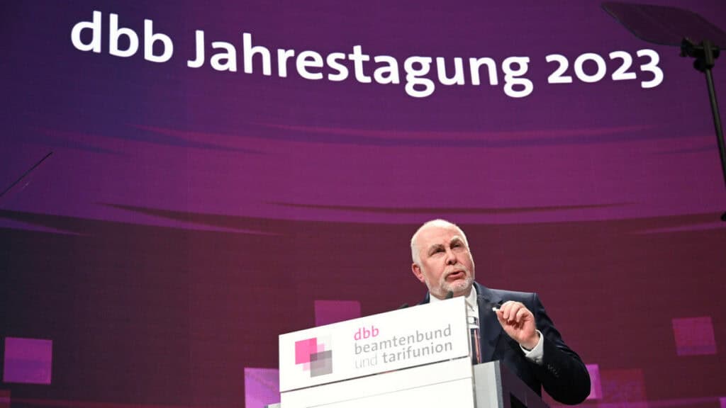 Redner bei der dbb Jahrestagung 2023 spricht über Krisenmanagement.