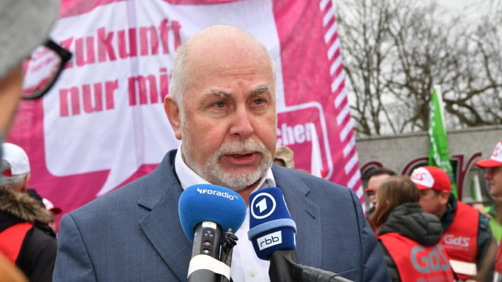 Politiker bei Protestdemo kritisiert Respektlosigkeit und Rituale.