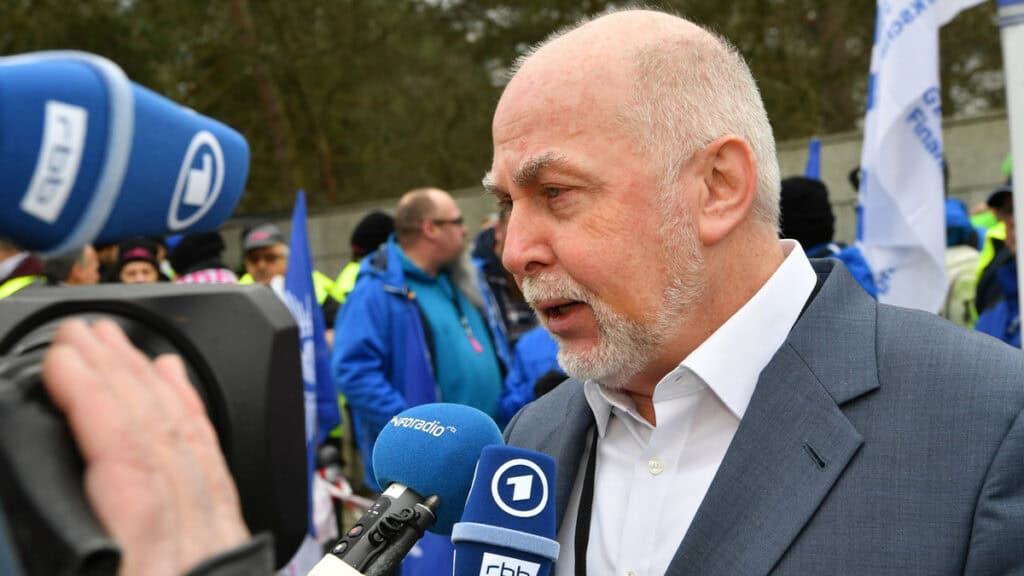 Politiker Silberbach spricht bei Demonstration zu Kommunalfinanzen.