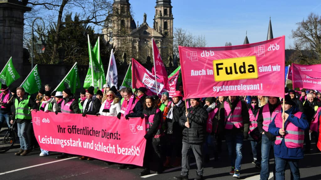 Warnstreik in Fulda für bessere Löhne und Arbeitsbedingungen.