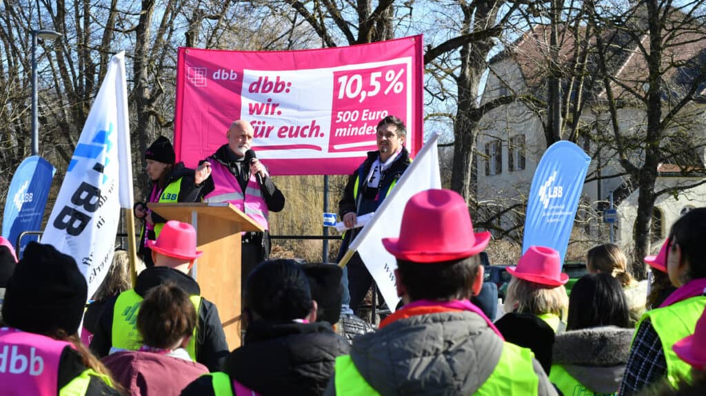 Warnstreik in München während der Einkommensrunde mit Gewerkschaftsvertretern und Demonstranten.