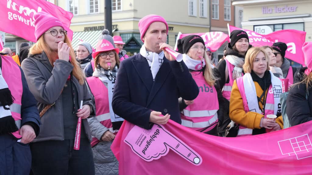 Beschäftigte bei Warnstreik fordern klare Zusagen.