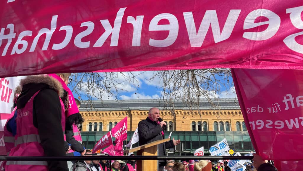 Demonstration gegen Arbeitgeber-Politik, Beton-Taktik, Zukunftssorgen.