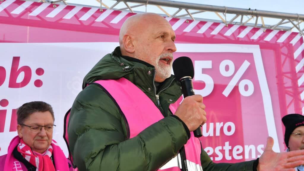 Mann spricht bei Demonstration für mehr Personal im öffentlichen Dienst.