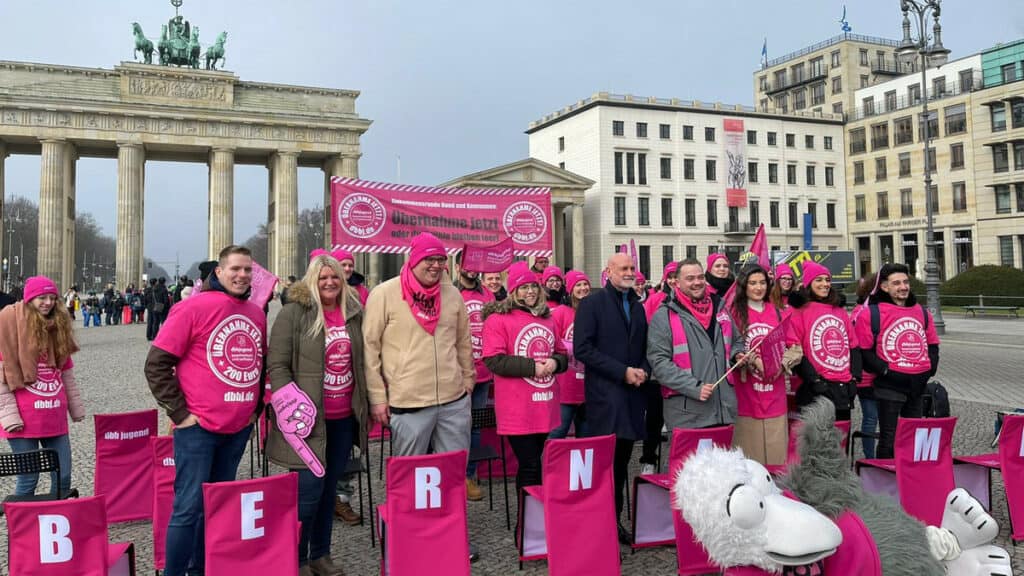 Frauen protestieren in Berlin für Gleichstellung und Rechte, pinke Kleidung und Banner sichtbar.