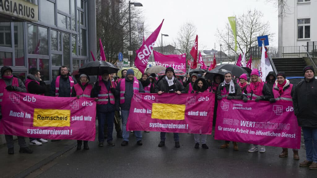 Demo in Solingen für faire Löhne und Arbeitsbedingungen.