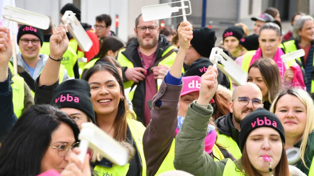 Warnstreik und Kundgebung in Stuttgart während der Einkommensrunde.