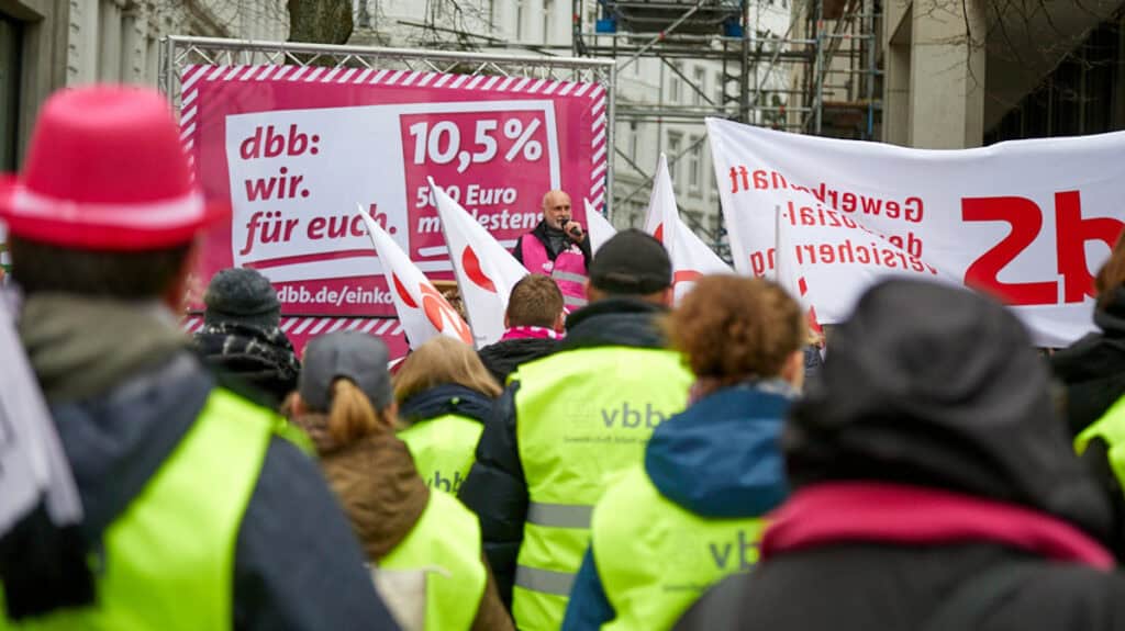 Demonstration in Hamburg mit Menschen in gelben Westen und Plakaten.