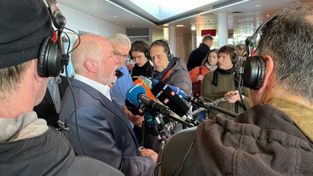 Vertreter des öffentlichen Dienstes bei Pressekonferenz nach Tarifverhandlungen gescheitert.