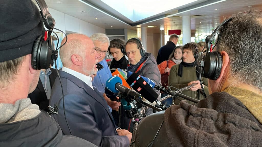 Politiker bei Pressekonferenz zum Thema Feuer und Verantwortung in Deutschland.