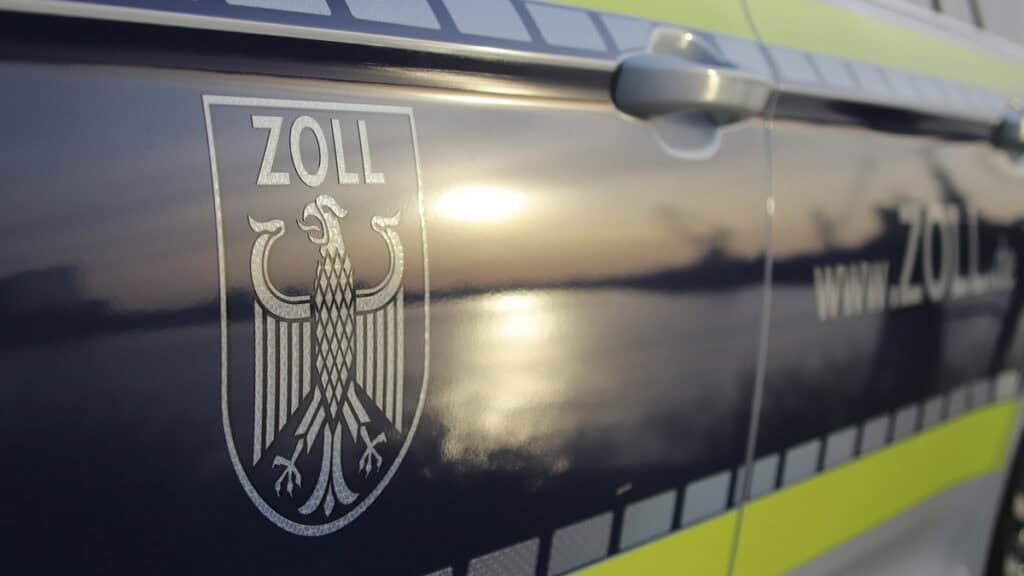 Deutsches Zollsymbol auf einem Fahrzeug bei Kontrolle in Deutschland.