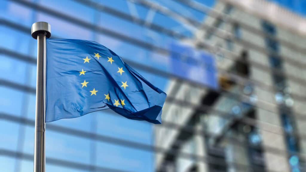 Europäische Union Flagge weht vor einem modernen Bürogebäude in Europa.