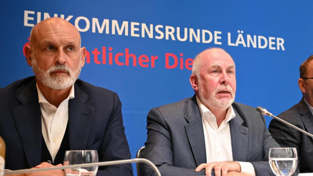 Zwei Männer bei einer Pressekonferenz zur Einkommensrunde der Länder.