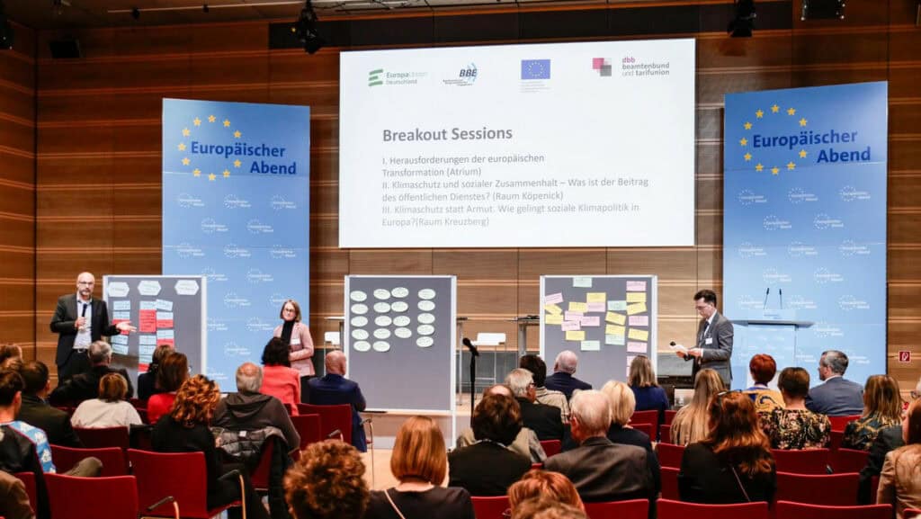 Europäischer Abend bei Konferenz mit Diskussionen und Präsentationen.