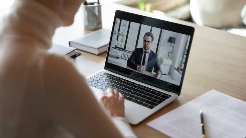 Mann im Business-Meeting während Videokonferenz, Digitalisierung, Zukunft.