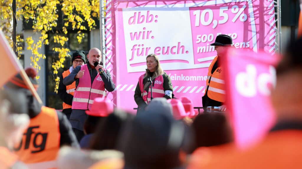 Protestierende im öffentlichen Dienst der Länder fordern bessere Arbeitsbedingungen und mehr Attrakt.