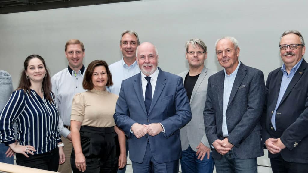 Politiker bei Infrastrukturprojekt in Silberbach, Fokus auf Investitionen.