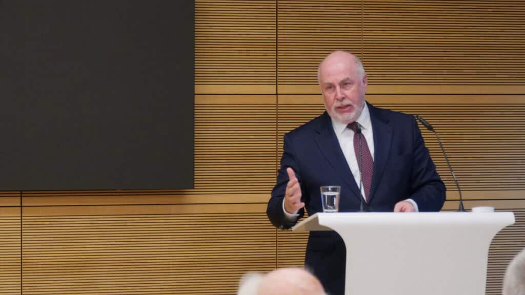 Professor Silberbach spricht bei einer Konferenz über bessere Beschäftigungsbedingungen in der Wisse.