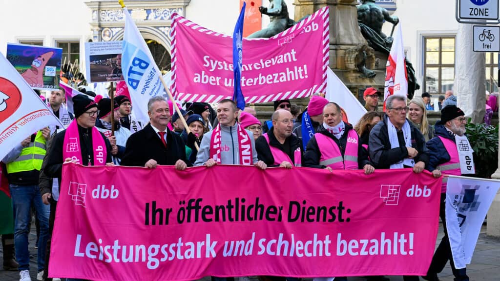 Öffentlicher Dienst protestiert für bessere Bezahlung und Arbeitsbedingungen.