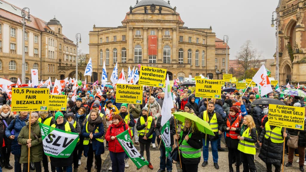 Demonstration für faire Bezahlung und bessere Arbeitsbedingungen in der Bildung.