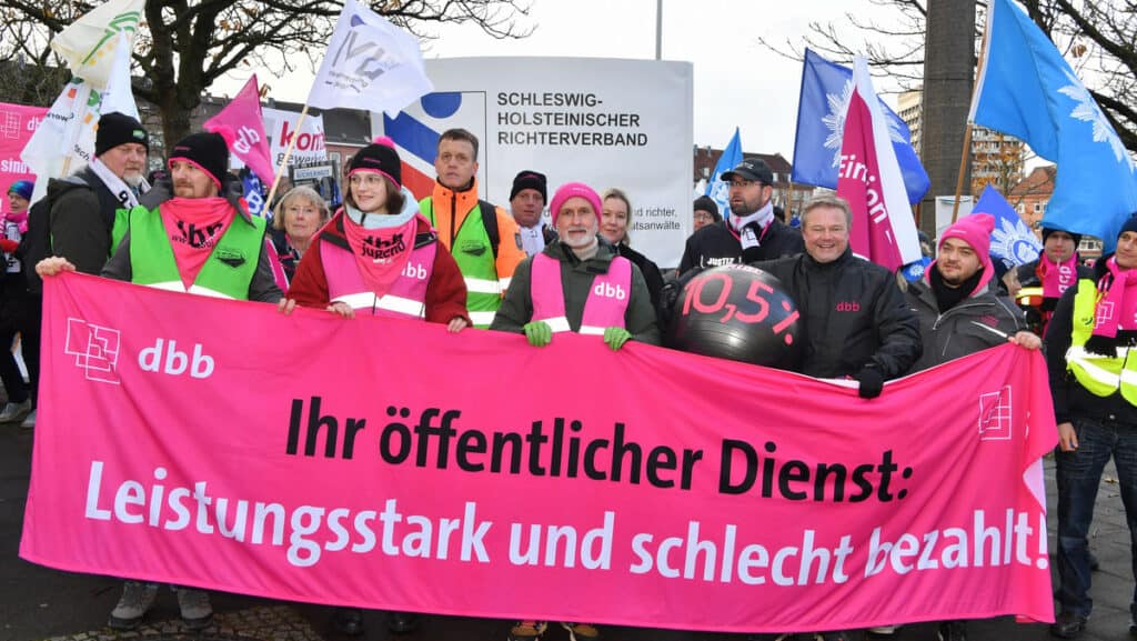 Streikende Demonstranten mit Banner während Warnstreik an der Kieler Förde.