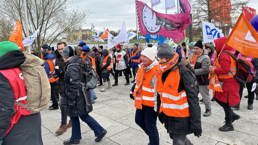 Warnstreik im öffentlichen Dienst in Ostdeutschland mit Demonstranten und Plakaten.