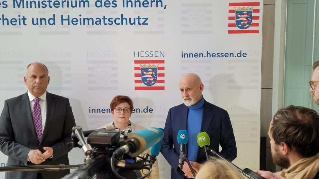 Mann bei Pressekonferenz im öffentlichen Dienst Hessen spricht über Einkommensplus.