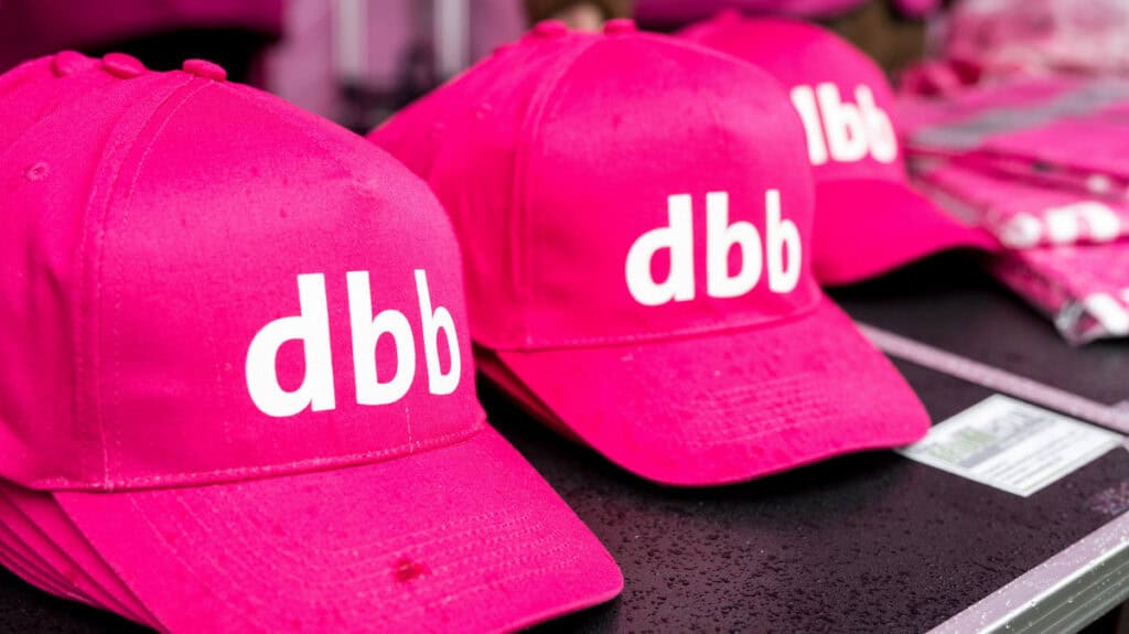 Pinke dbb-Fahrerkappen für den öffentlichen Dienst.