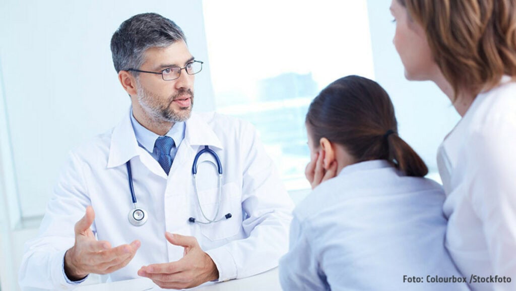 Arzt im Gespräch mit Patientinnen im Gesundheitszentrum, Beratung zu Gesundheitskiosken.