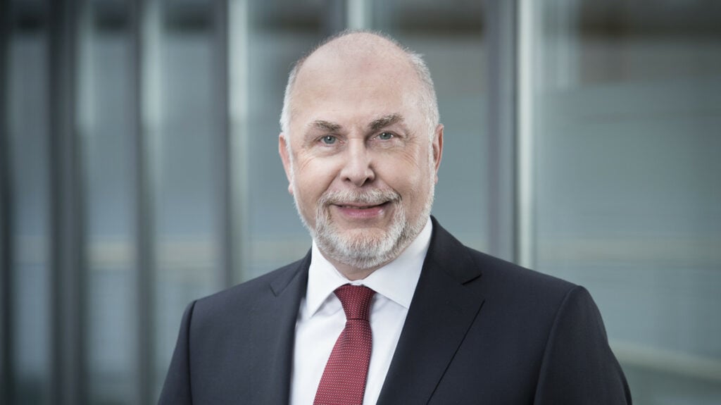 Politiker bei einer Diskussion über Klimaschutz und Regierungsmaßnahmen.