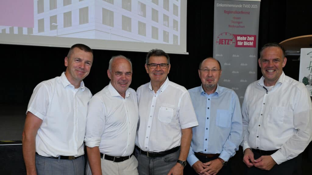 Gruppe von fünf Männern bei dbb Regionalkonferenz, Fokus auf Entlastung und Zusammenarbeit.