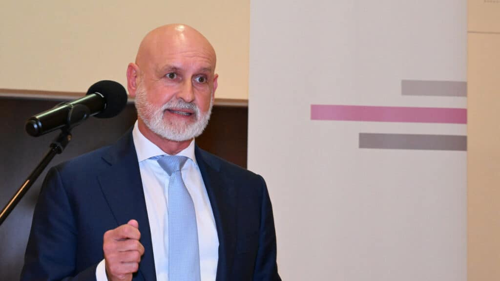 Mann spricht bei Veranstaltung, betont Bedeutung des Einmischens in der Gesellschaft.