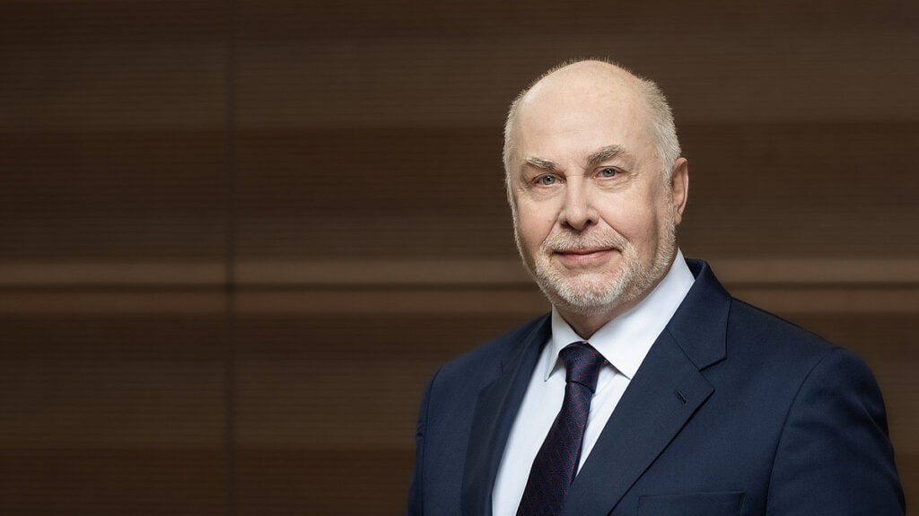 Porträt von Silberbach in Anzug, symbolisiert Gemeinschaft und Zusammenhalt.